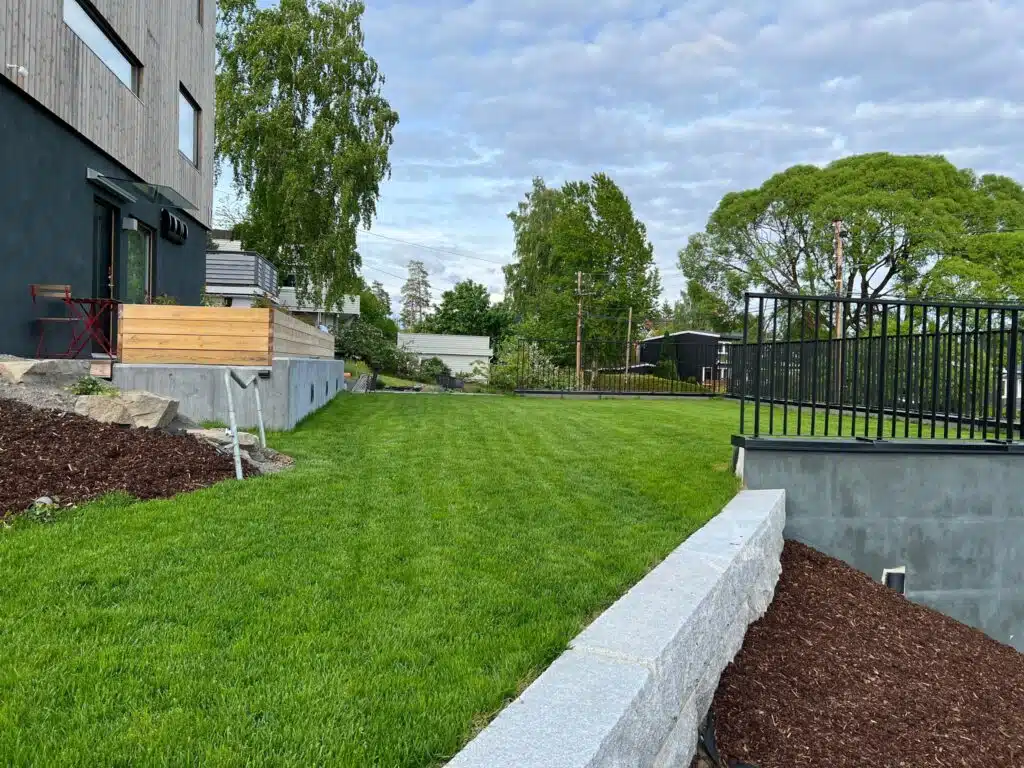 Gressplen med støttemur fra Oslo Drenering